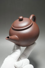 Load image into Gallery viewer, Big Lao Zini Shuiping Yixing Teapot 老紫泥水平 400ml
