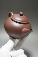 Load image into Gallery viewer, Big Lao Zini Shuiping Yixing Teapot 老紫泥水平 400ml

