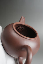 Load image into Gallery viewer, Big Lao Zini Shuiping Yixing Teapot 老紫泥水平 400ml
