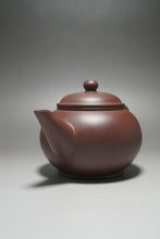 Load image into Gallery viewer, Big Lao Zini Shuiping Yixing Teapot 老紫泥水平 400ml

