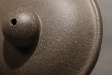 Load image into Gallery viewer, Qingduan Julun Yixing Teapot 青段巨轮珠 150ml
