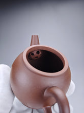 Load image into Gallery viewer, Lao Zini Tall Julun Yixing Teapot 老紫泥高巨轮珠 145ml
