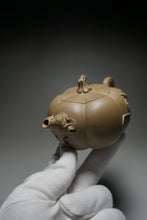 Load image into Gallery viewer, Fully Handmade Lao Duanni Pumpkin Yixing Teapot by Fan Aijuan 全手工老段泥南瓜壶 (范爱娟制) 210ml

