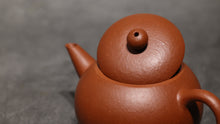 Load image into Gallery viewer, Zhuni Dahongpao Yinchun Shuiping Yixing Teapot 朱泥大红袍寅春水平 105ml
