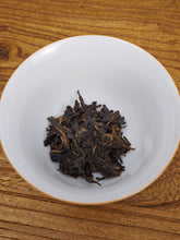 Load image into Gallery viewer, 2005 Spring Rongshi 戎氏 MENGKU BIG SNOWY MOUNTAIN Ancient Tree Raw Pu&#39;er Tea Cake
