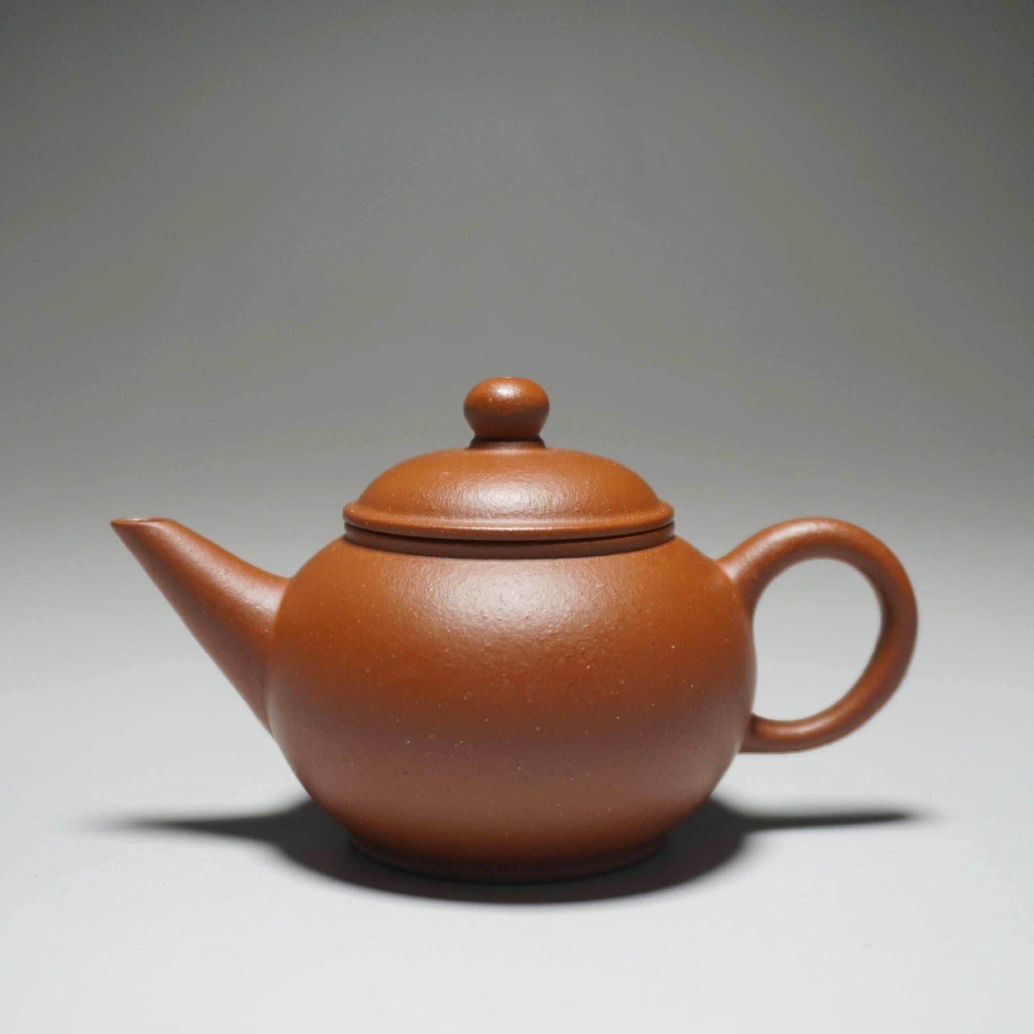 Small Zhuni Shuiping Yixing Teapot 朱泥小水平 70ml – MudandLeaves