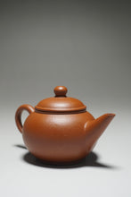 Load image into Gallery viewer, Small Zhuni Shuiping Yixing Teapot 朱泥小水平 70ml
