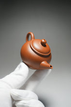 Load image into Gallery viewer, Small Zhuni Shuiping Yixing Teapot 朱泥小水平 70ml

