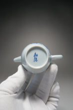 Load image into Gallery viewer, Qinghua Fish Motif Jingdezhen Porcelain Teapot 青花写意小高仕壶 70ml
