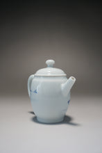Load image into Gallery viewer, Qinghua Fish Motif Jingdezhen Porcelain Teapot 青花写意小高仕壶 70ml
