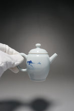 Load image into Gallery viewer, Qinghua Fish Motif Jingdezhen Porcelain Teapot 青花写意小高仕壶 70ml
