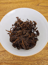 Load image into Gallery viewer, 2005 Spring Rongshi 戎氏 MENGKU BIG SNOWY MOUNTAIN Ancient Tree Raw Pu&#39;er Tea Cake
