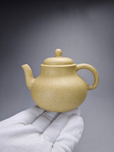 Load image into Gallery viewer, Benshan lüni Gourd Yixing Teapot 本山绿泥葫芦 200ml
