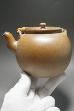 Load image into Gallery viewer, Wood Fired Baiyuduan Yixing Clay Round Kettle 白玉段柴烧烧水壶 820ml
