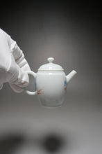 Load image into Gallery viewer, Qinghua Koi Jingdezhen Fine Porcelain Teapot by Master KuangShi 青花匡石手绘高士壶-锦鲤 85ml
