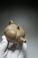 Load image into Gallery viewer, Fully Handmade Lao Duanni Pumpkin Yixing Teapot by Fan Aijuan 全手工老段泥南瓜壶 (范爱娟制) 210ml

