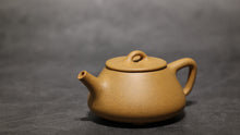 Load image into Gallery viewer, Huangjin Duan Little Shipiao Yixing Teapot 黄金段小平盖石瓢 105ml
