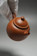 Load image into Gallery viewer, Fully handmade Zhuni Julunzhu Teapot with carving by DaSheng 全手工大生朱泥刻绘巨轮珠 90ml
