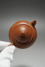 Load image into Gallery viewer, Fully handmade Zhuni Julunzhu Teapot with carving by DaSheng 全手工大生朱泥刻绘巨轮珠 90ml
