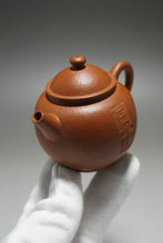 Load image into Gallery viewer, Fully handmade Zhuni Julunzhu Teapot with carving by DaSheng 全手工大生朱泥刻绘巨轮珠 90ml

