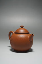 Load image into Gallery viewer, Fully handmade Zhuni Julunzhu Teapot with carving by DaSheng 全手工大生朱泥刻绘巨轮珠 90ml
