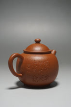 Load image into Gallery viewer, Fully handmade Zhuni Julunzhu Teapot with carving by DaSheng 全手工大生朱泥刻绘巨轮珠 90ml
