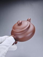 Load image into Gallery viewer, Lao Zini Fanggu Yixing Teapot 老紫泥仿古壶 230ml
