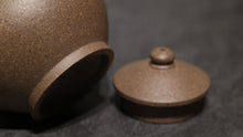 Load image into Gallery viewer, Jiangponi Julun Yixing Teapot High Fired 降坡泥巨轮珠-高温 105ml
