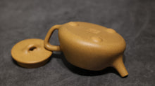 Load image into Gallery viewer, Huangjin Duan Little Shipiao Yixing Teapot 黄金段小平盖石瓢 105ml
