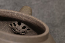 Load image into Gallery viewer, Qingduan Julun Yixing Teapot 青段巨轮珠 150ml

