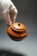 Load image into Gallery viewer, Fully Handmade Zhaozhuang Zhuni Panhu Yixing Teapot by Lin Hanpeng 全手工林汉鹏赵庄朱泥潘壶 100ml
