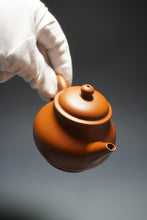 Load image into Gallery viewer, Zhaozhuang Zhuni Bale Shuiping Yixing Teapot 赵庄朱泥芭乐水平 170ml
