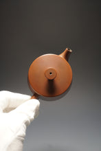 Load image into Gallery viewer, 130ml Brown Bian Hanwa Nixing Teapot by Li Wenxin 李文新坭兴扁汉瓦 (深）
