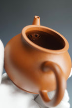 Load image into Gallery viewer, Zhaozhuang Zhuni Bale Shuiping Yixing Teapot 赵庄朱泥芭乐水平 170ml
