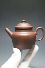 Load image into Gallery viewer, Red Dicaoqing Zhihu Yixing Teapot 底槽清执壶偏红 165ml
