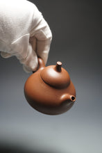 Load image into Gallery viewer, Lao Zini Gourd Yixing Teapot 老紫泥匏瓜 150ml
