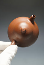 Load image into Gallery viewer, Lao Zini Gourd Yixing Teapot 老紫泥匏瓜 150ml
