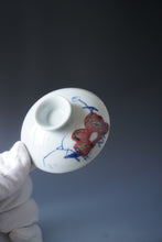 Load image into Gallery viewer, Qinghua Youlihong Crane Jingdezhen Porcelain Gaiwan 青花釉里红八大山人风格花鸟盖碗 120ml
