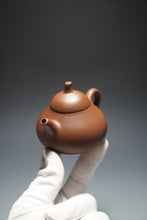 Load image into Gallery viewer, Lao Zini Gourd Yixing Teapot 老紫泥匏瓜 150ml
