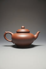 Load image into Gallery viewer, Lao Zini Xiaoying Yixing Teapot 老紫泥笑婴 220ml
