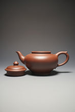 Load image into Gallery viewer, Lao Zini Xiaoying Yixing Teapot 老紫泥笑婴 220ml
