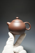 Load image into Gallery viewer, Dicaoqing Xishi Yixing Teapot 底槽清西施 170ml
