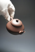 Load image into Gallery viewer, Dicaoqing Pear Yixing Teapot 底槽清梨形壶 150ml
