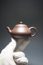 Load image into Gallery viewer, Dicaoqing Pear Yixing Teapot 底槽清梨形壶 150ml
