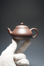Load image into Gallery viewer, Dicaoqing Pear Yixing Teapot 底槽清梨形壶 150ml
