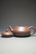 Load image into Gallery viewer, Dicaoqing Pear Yixing Teapot 底槽清梨形壶 150ml
