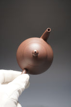 Load image into Gallery viewer, Dicaoqing Pear Yixing Teapot 底槽清梨形壶 160ml
