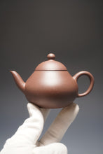 Load image into Gallery viewer, Dicaoqing Pear Yixing Teapot 底槽清梨形壶 160ml
