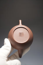 Load image into Gallery viewer, Dicaoqing Pear Yixing Teapot 底槽清梨形壶 160ml
