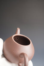 Load image into Gallery viewer, Dicaoqing Pear Yixing Teapot 底槽清梨形壶 160ml
